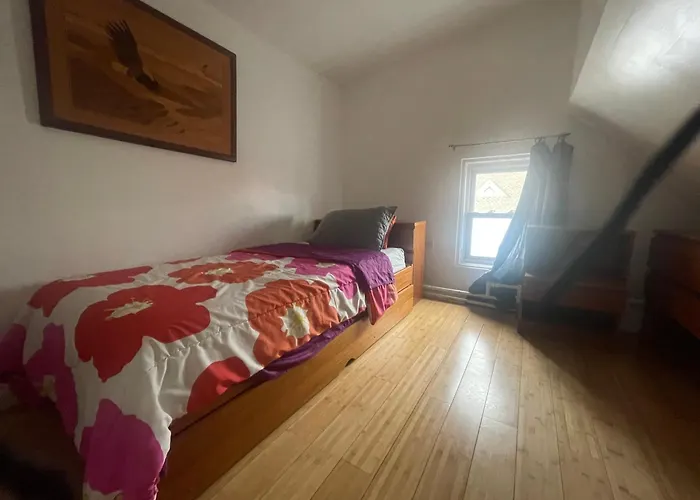 Private Loft 5 Min Away From Lga